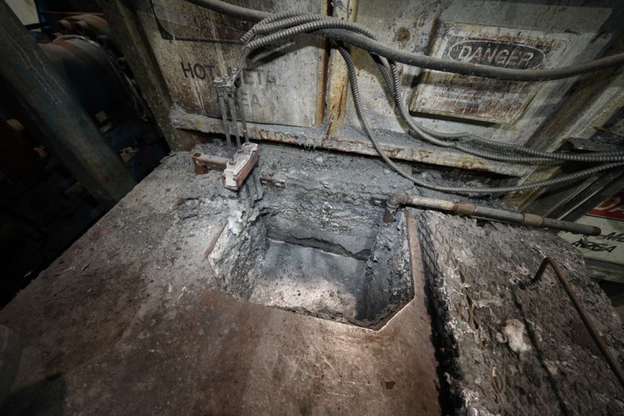 Detailed Pictures of Modern Equipment Stack Melting & Holding Furnace DCMP-5504