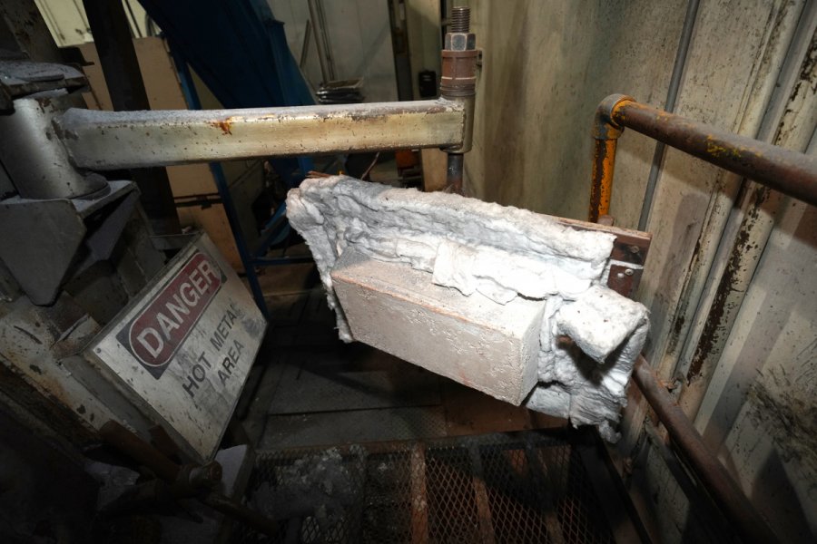 Detailed Pictures of Modern Equipment Stack Melting & Holding Furnace DCMP-5504