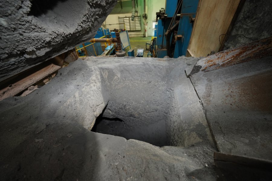 Detailed Pictures of Modern Equipment Stack Melting & Holding Furnace DCMP-5504