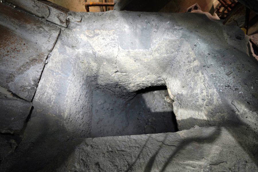 Detailed Pictures of Modern Equipment Stack Melting & Holding Furnace DCMP-5504