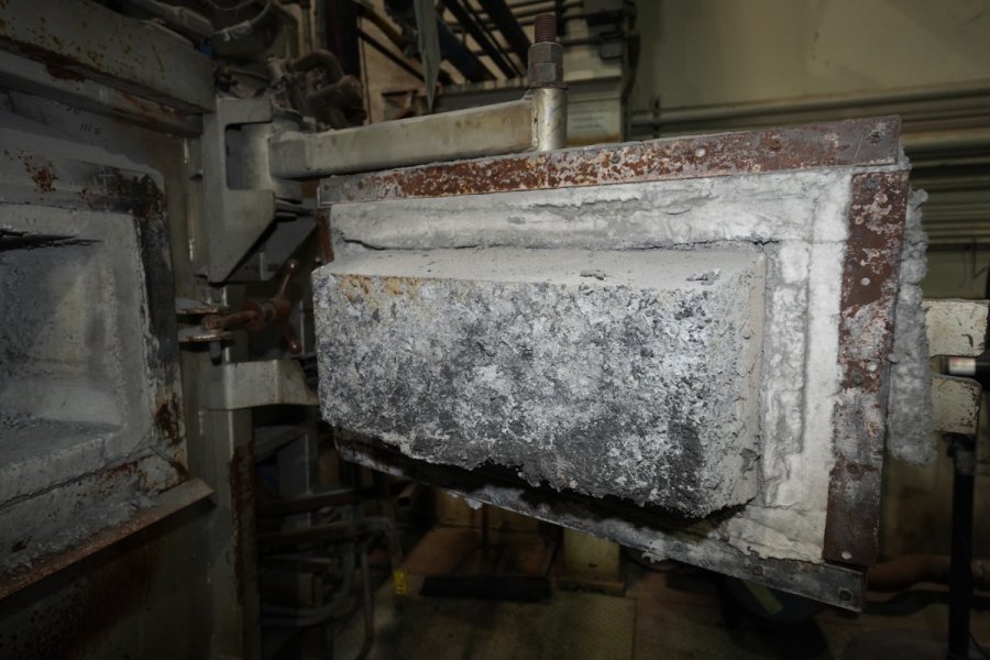 Detailed Pictures of Modern Equipment Stack Melting & Holding Furnace DCMP-5504